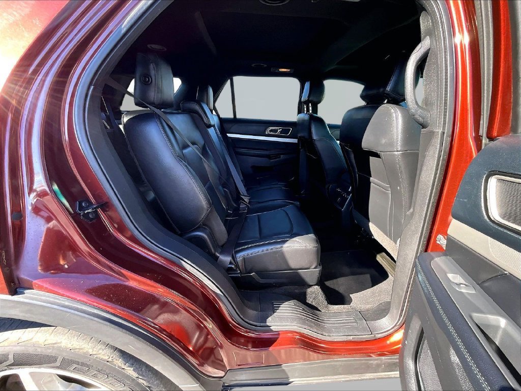 Used 2016 Ford Explorer XLT w/ Equipment Group 202A AWD/4WD image 28