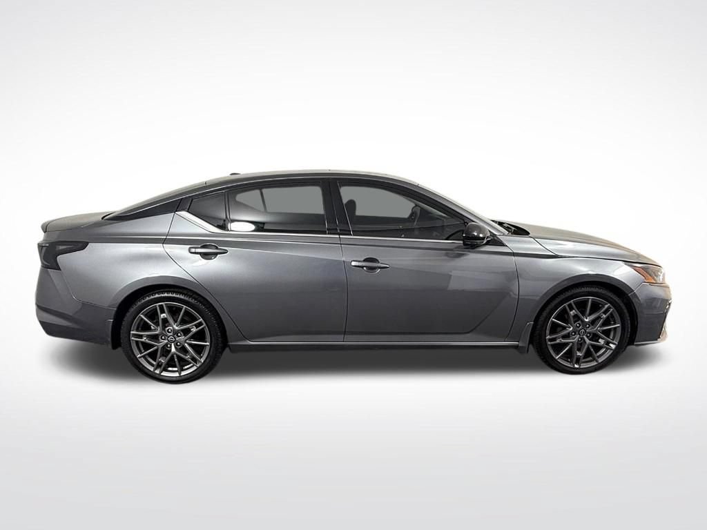 Used 2023 Nissan Altima 2.0 SR FWD image 3