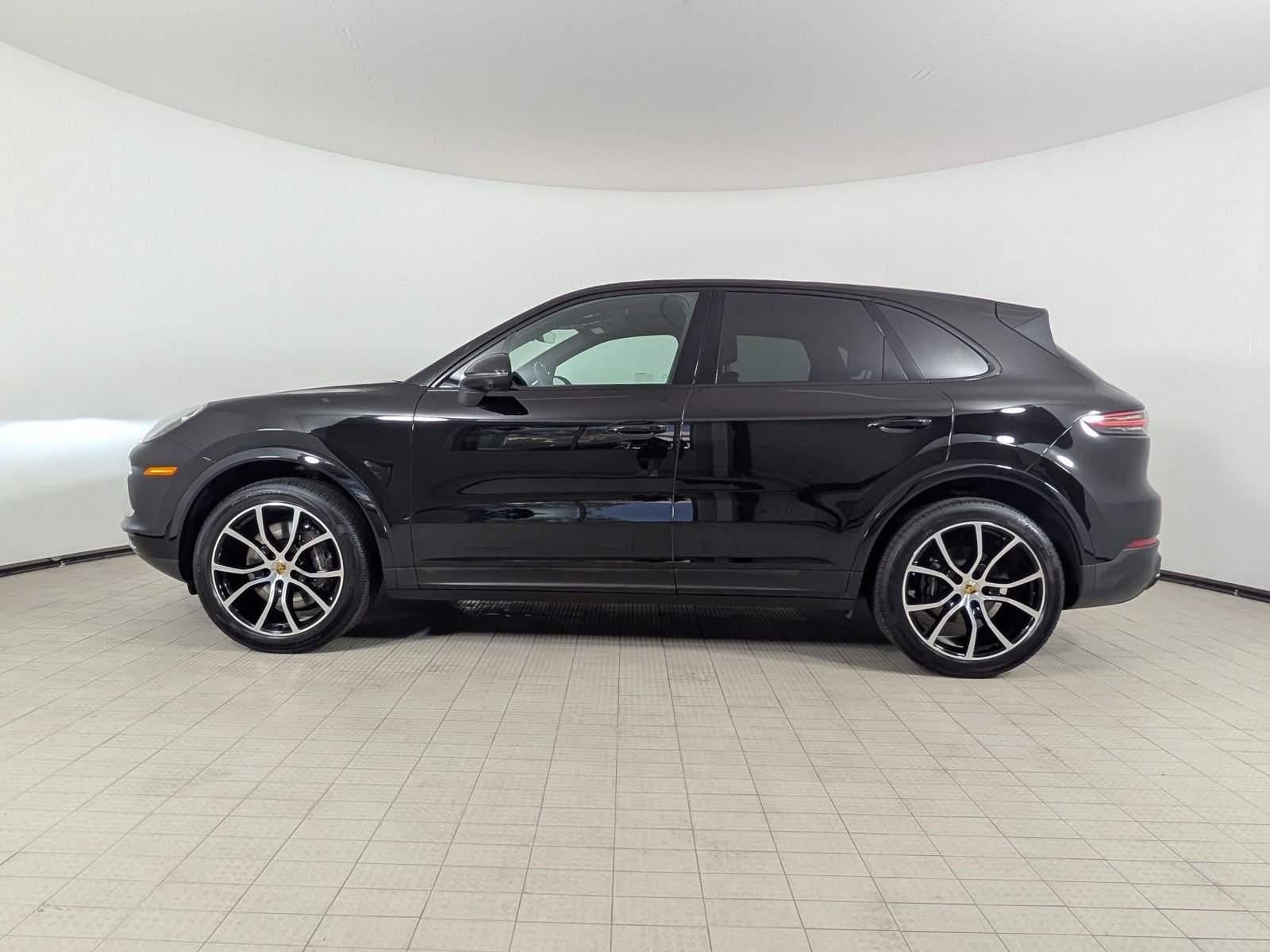 Certified 2023 Porsche Cayenne Platinum Edition AWD/4WD image 2