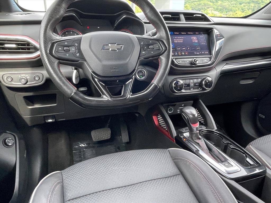 Used 2023 Chevrolet TrailBlazer RS w/ Sun and Liftgate Package FWD image 9