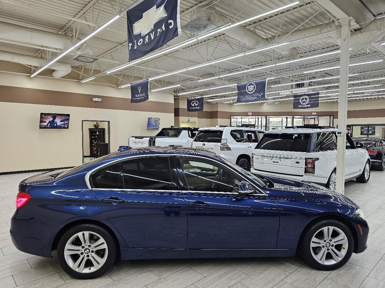 Used 2017 BMW 330i xDrive Sedan AWD/4WD image 5