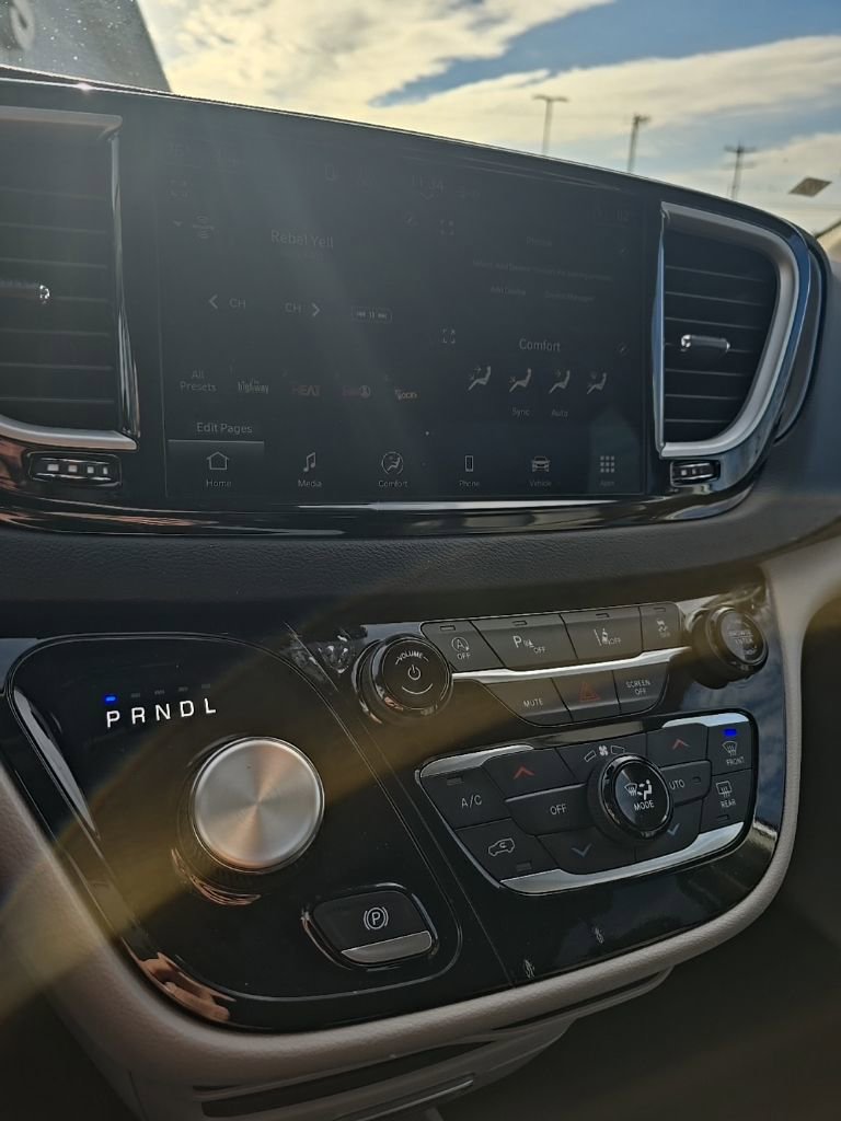 Used 2024 Chrysler Pacifica Touring-L image 20