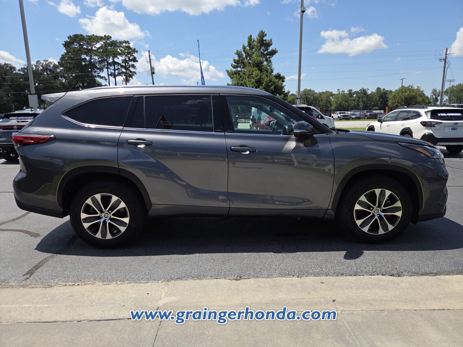Used 2021 Toyota Highlander XLE FWD image 6