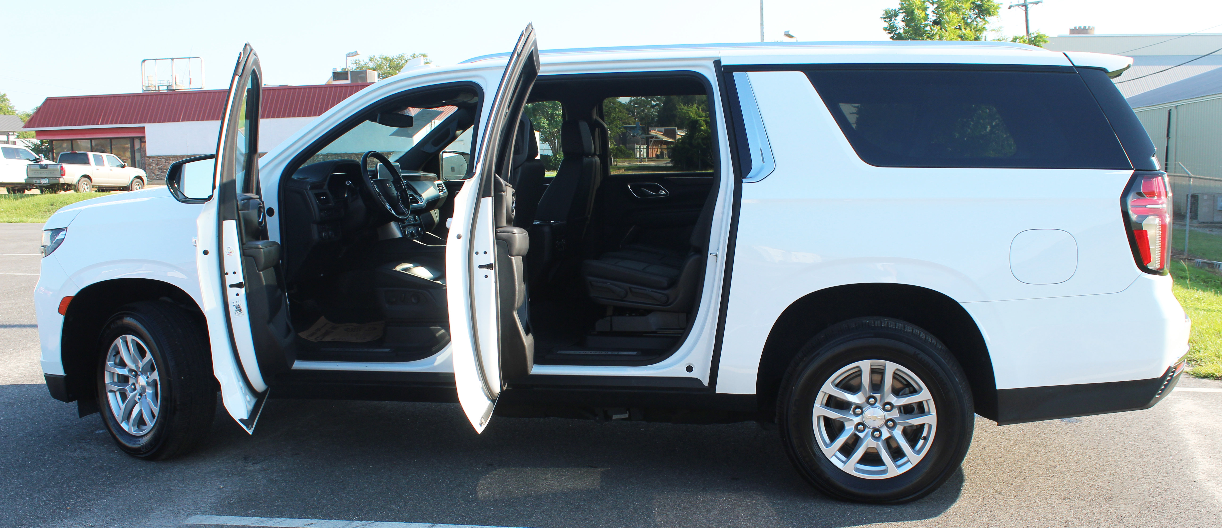 Used 2023 Chevrolet Suburban LT image 4