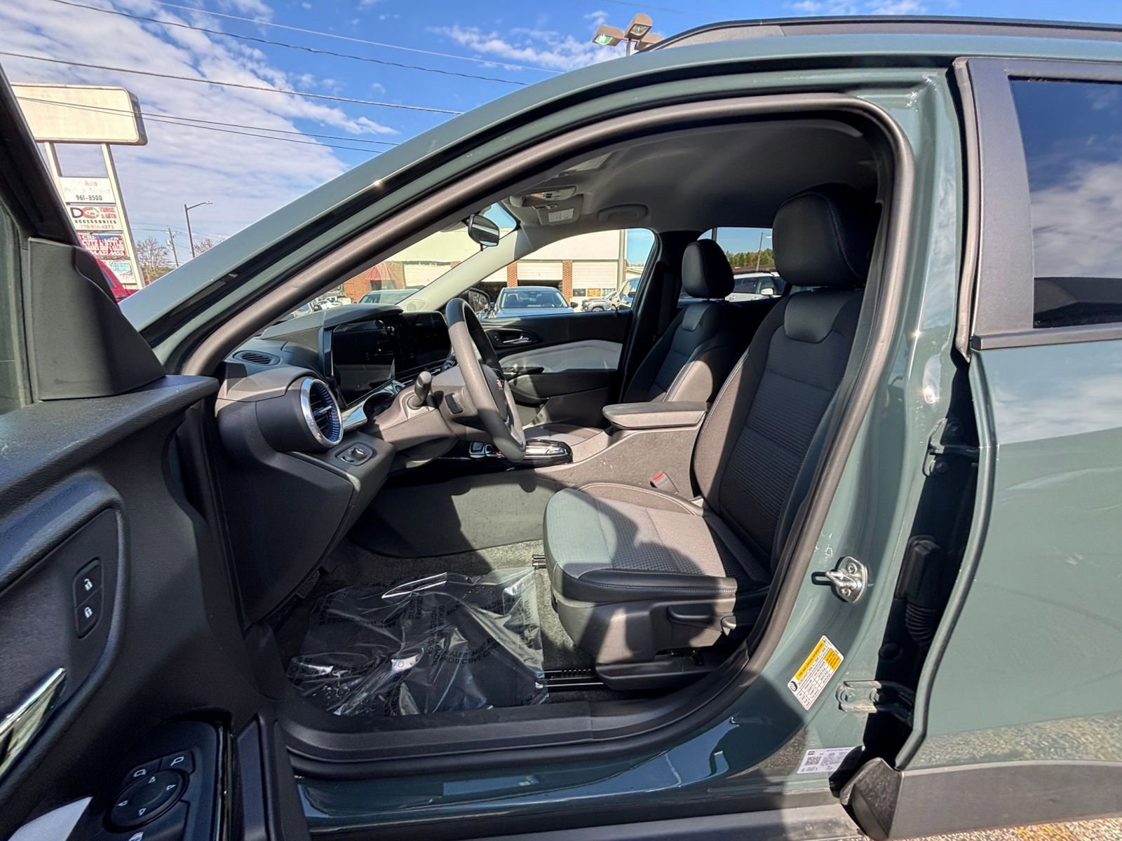 Used 2025 Chevrolet Trax LT image 26