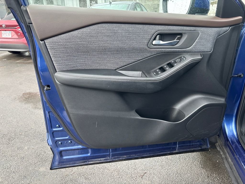 Used 2023 Nissan Rogue SV image 5