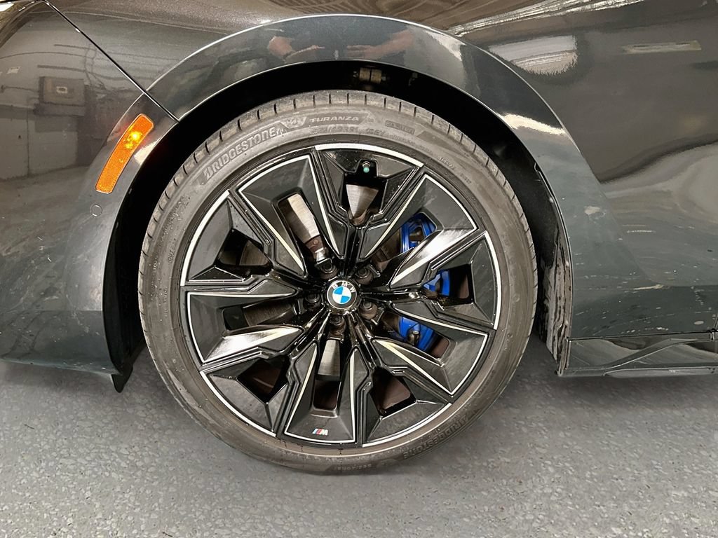 Used 2024 BMW 740i w/ Premium Package RWD image 32