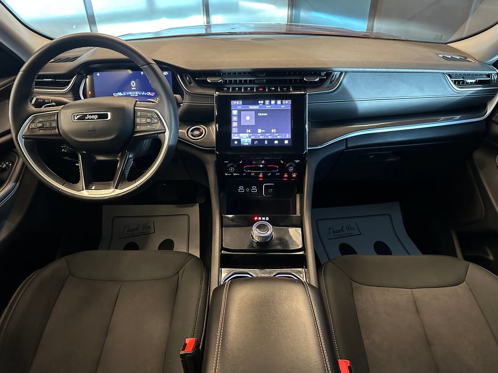 Used 2023 Jeep Grand Cherokee Laredo w/ Luxury Tech Group I AWD/4WD image 9