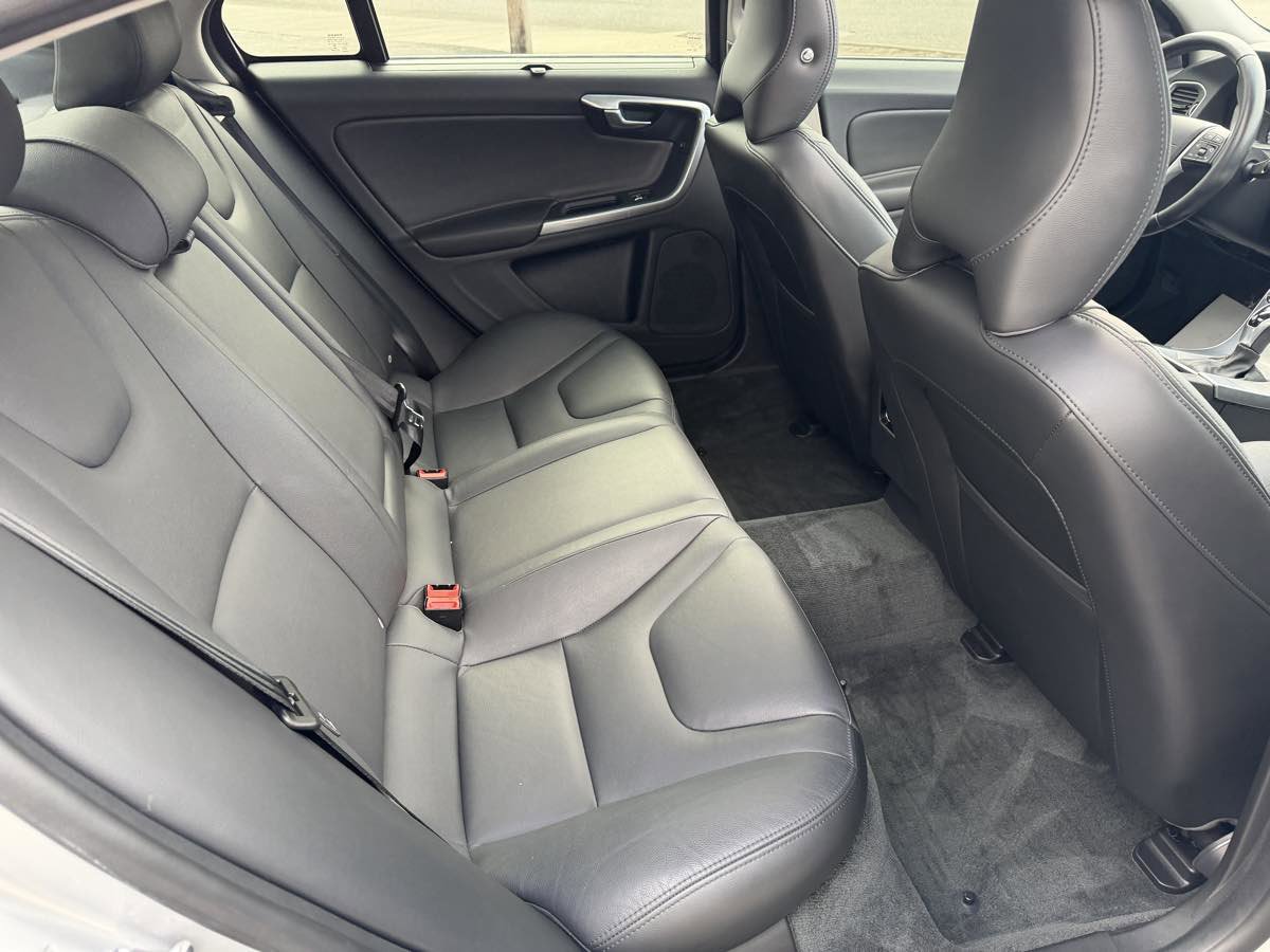 Used 2017 Volvo S60 T5 Inscription image 16