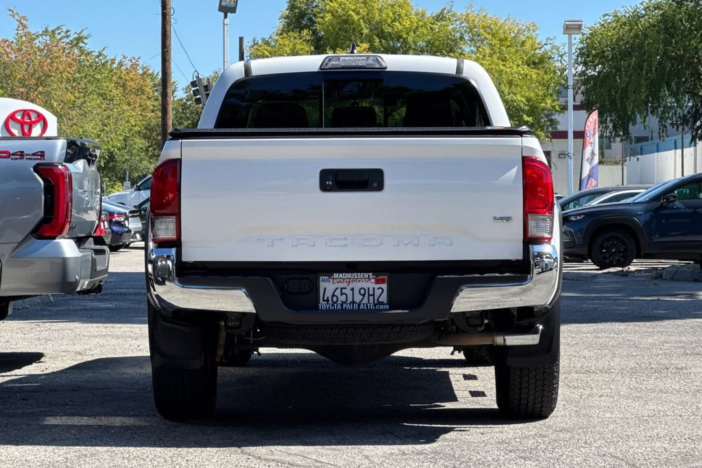 Certified 2017 Toyota Tacoma TRD Off-Road AWD/4WD image 4