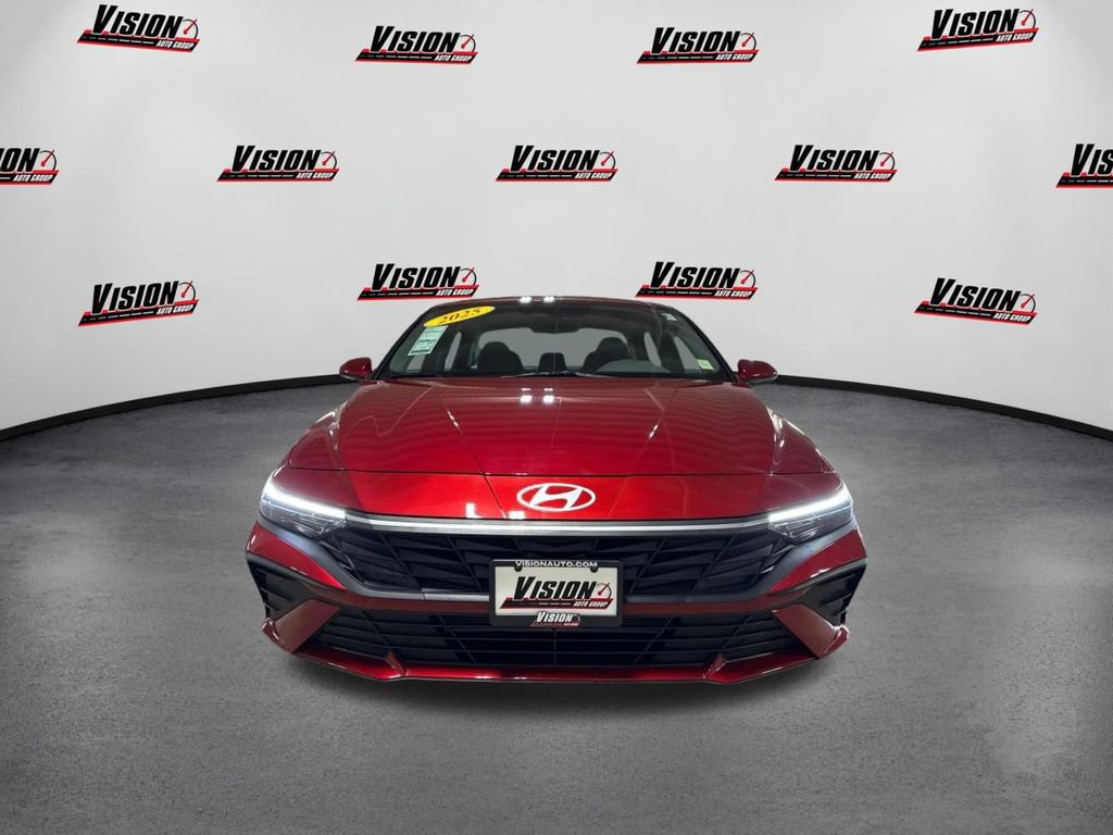 Certified 2025 Hyundai Elantra SE image 2