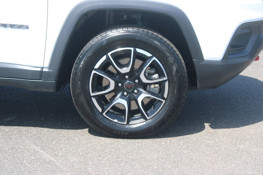 Used 2025 Jeep Compass Trailhawk AWD/4WD image 12