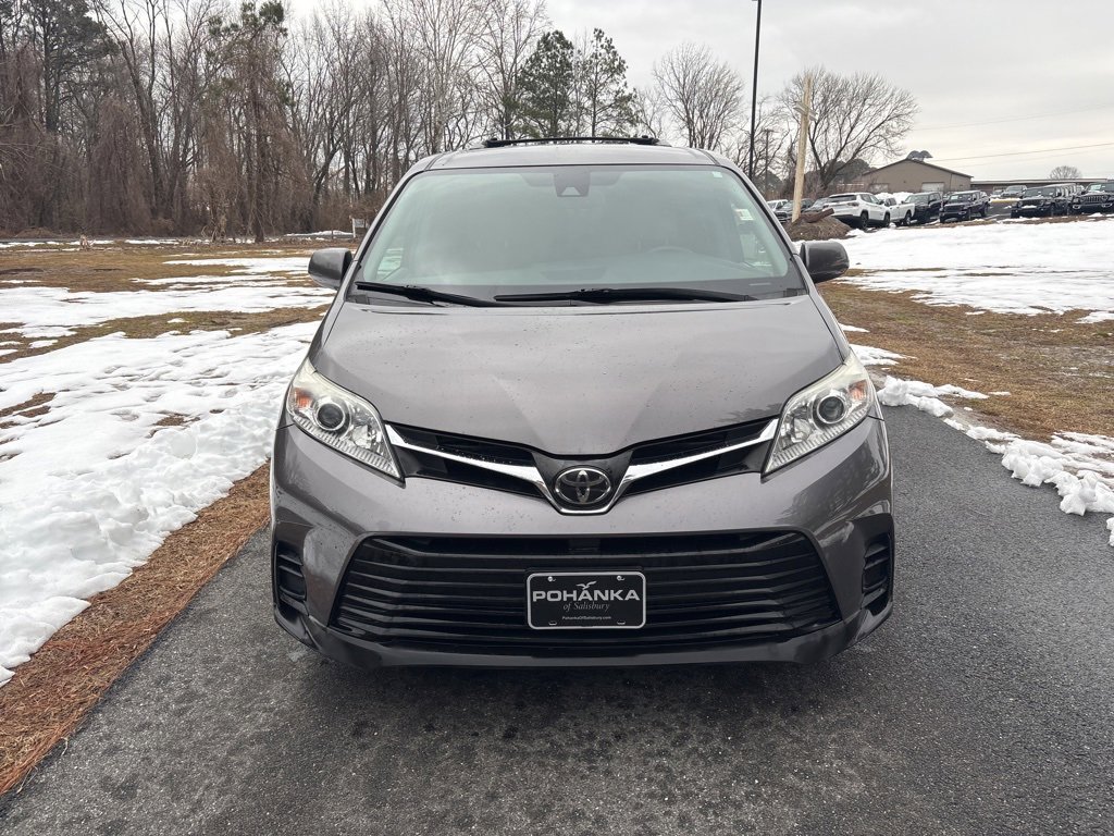 Used 2018 Toyota Sienna LE image 2