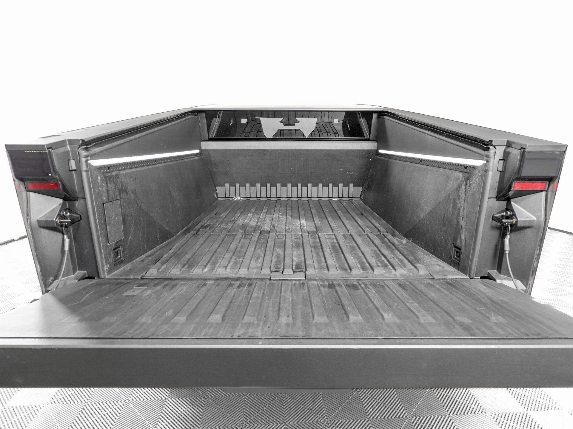 Used 2025 Tesla Cybertruck AWD Crew Cab image 7