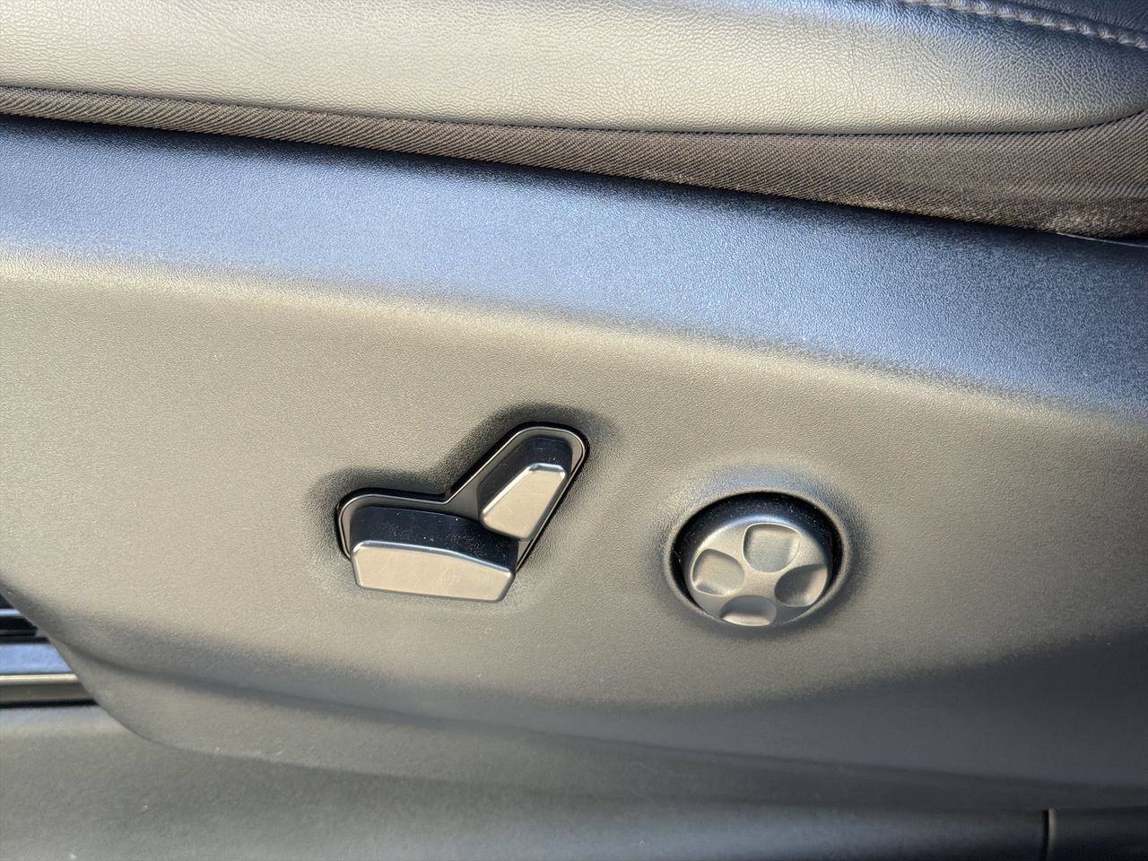 Used 2024 Chrysler Pacifica Limited FWD image 11