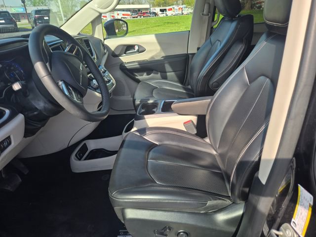 Used 2023 Chrysler Pacifica Touring-L image 6