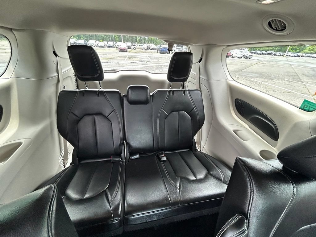 Used 2022 Chrysler Pacifica Touring-L w/ Uconnect Theater Family Group FWD image 19