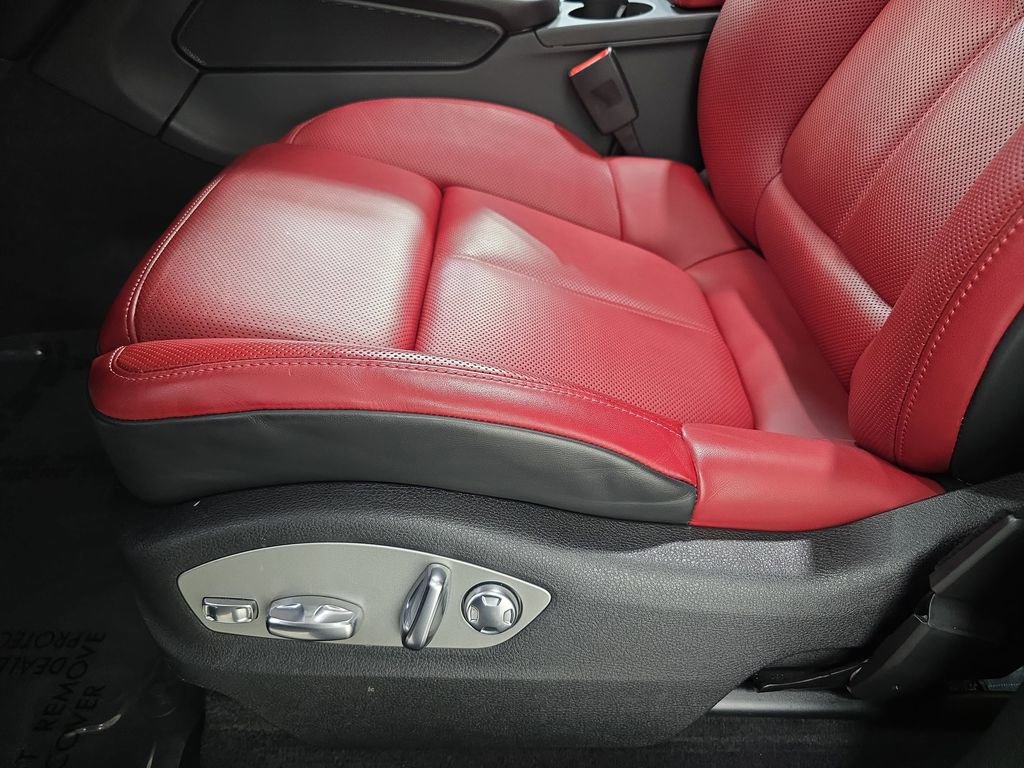 Used 2025 Porsche Macan image 23