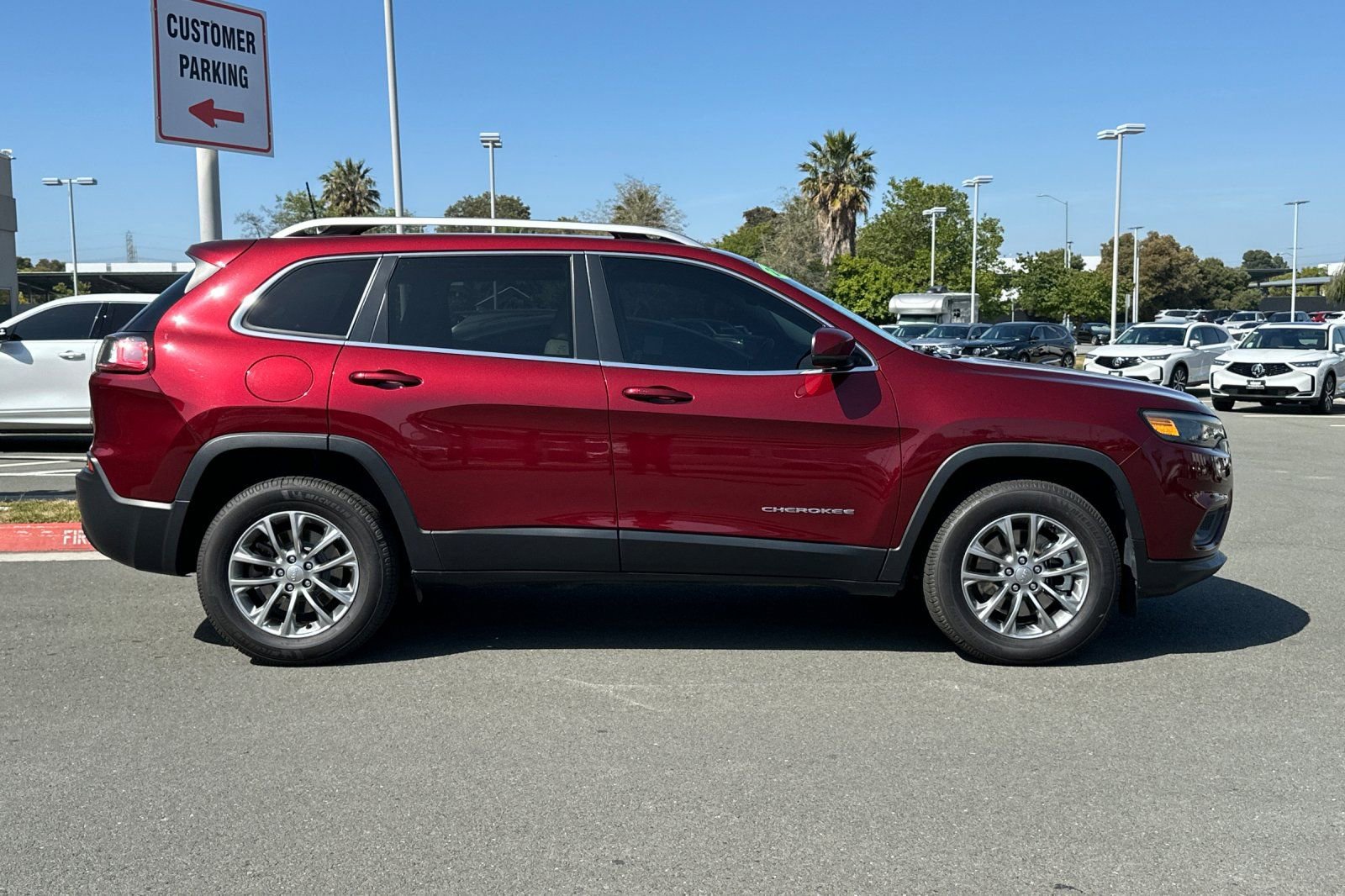 Used 2021 Jeep Cherokee Latitude Plus AWD/4WD image 3