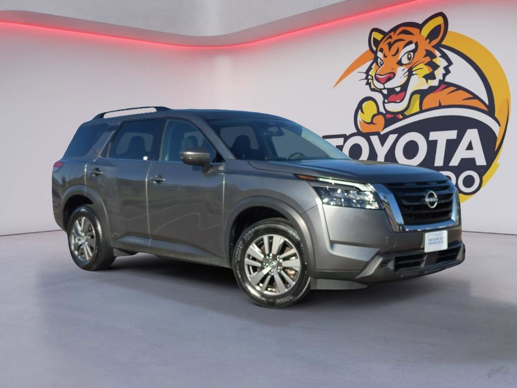 Used 2025 Nissan Pathfinder SV image 2