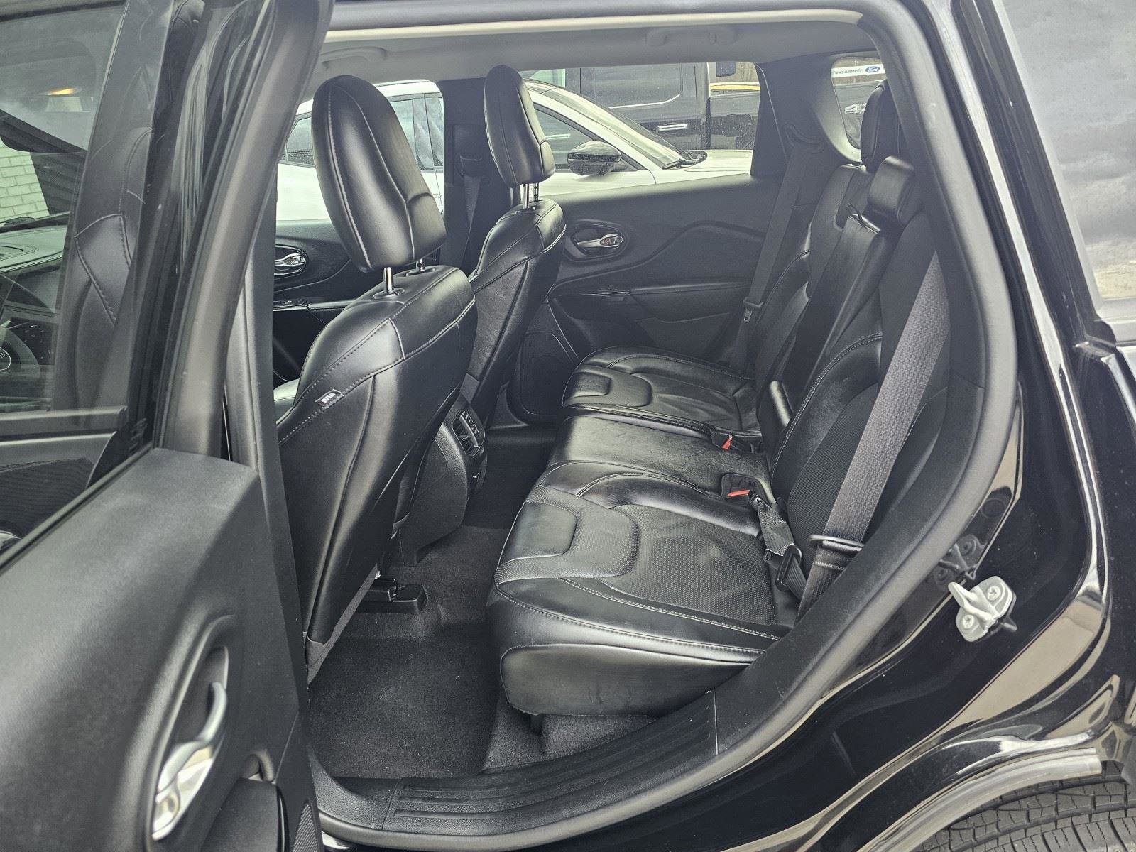 Used 2023 Jeep Cherokee Altitude Lux image 17