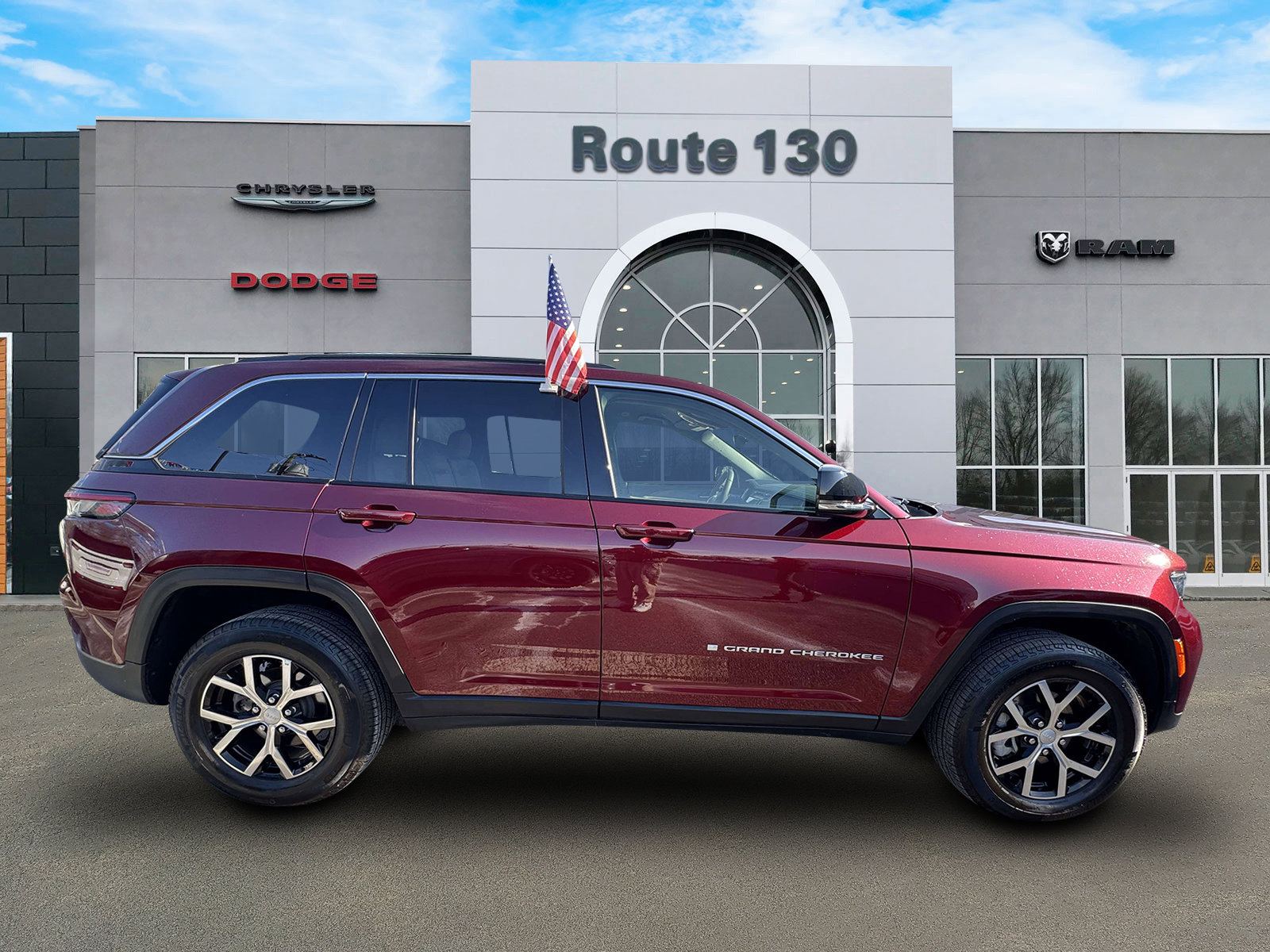 Used 2024 Jeep Grand Cherokee Limited w/ Trailer Tow Package AWD/4WD image 5