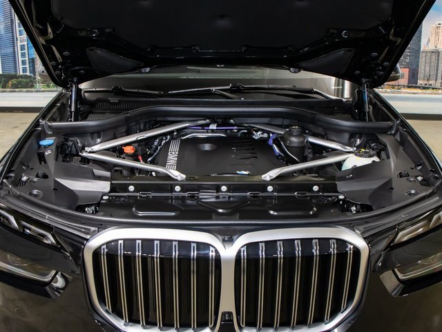 Used 2025 BMW X7 xDrive40i w/ Premium Package image 5