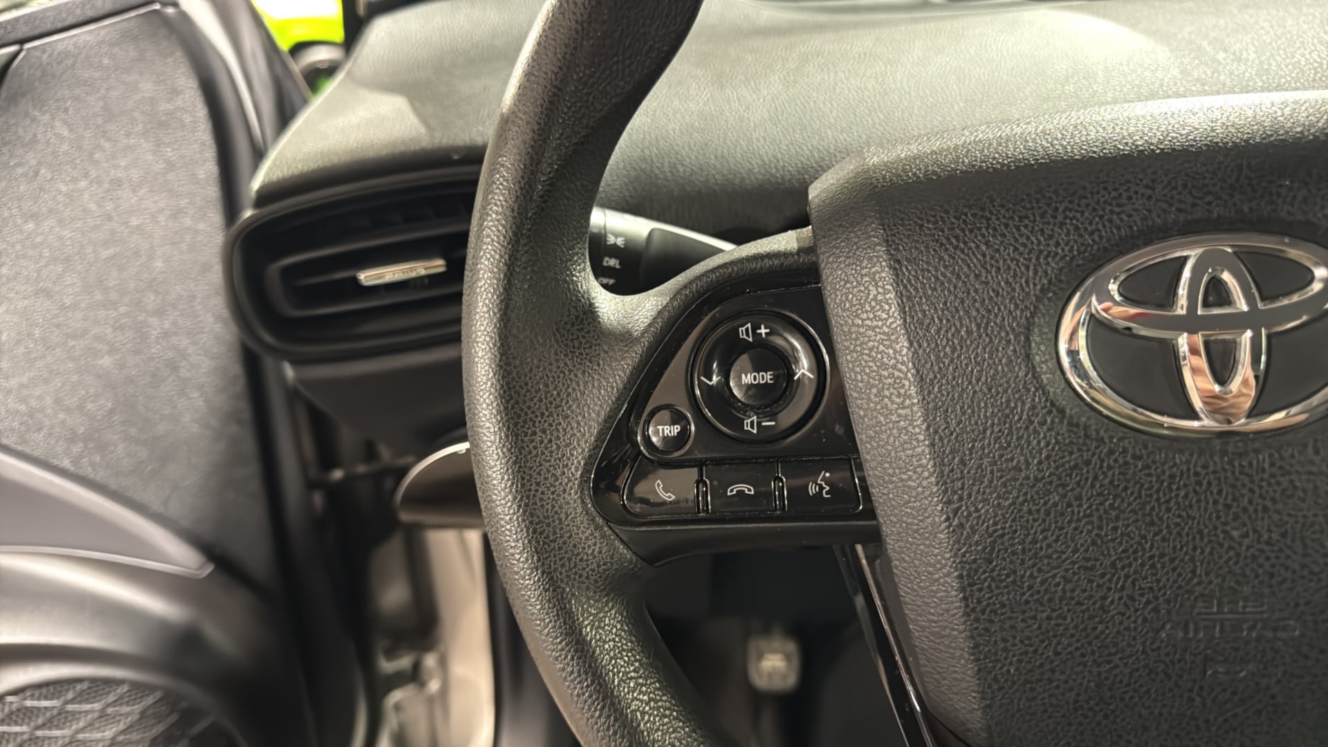 Used 2019 Toyota Prius LE w/ Preferred Accessory Package FWD image 27