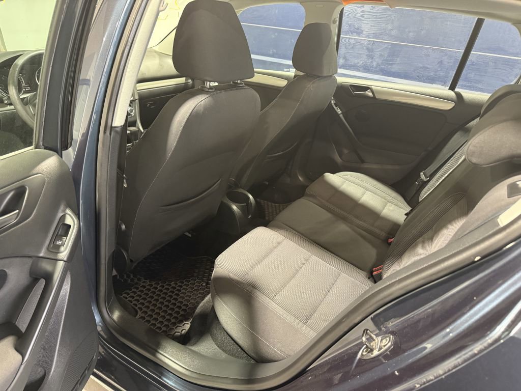 Used 2010 Volkswagen Golf 4-Door image 7