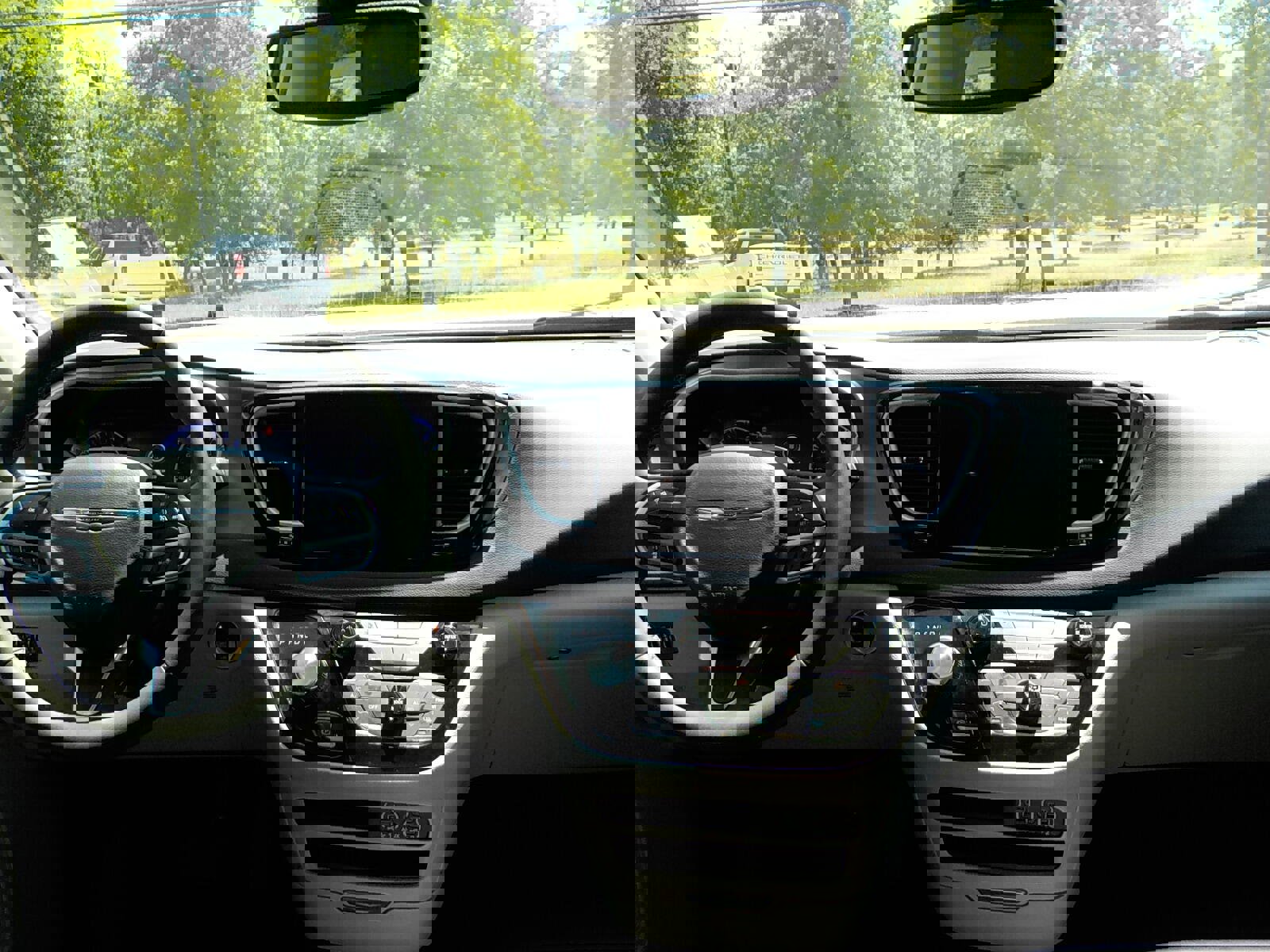 Used 2023 Chrysler Pacifica Touring-L image 15