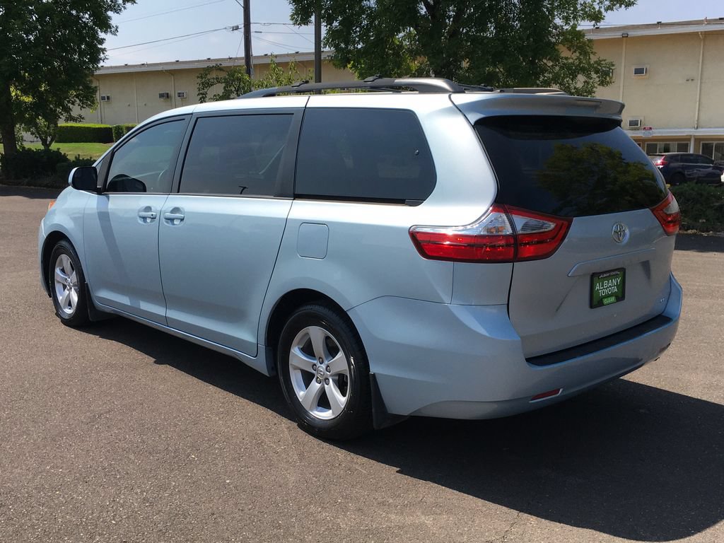 Used 2017 Toyota Sienna LE FWD image 4