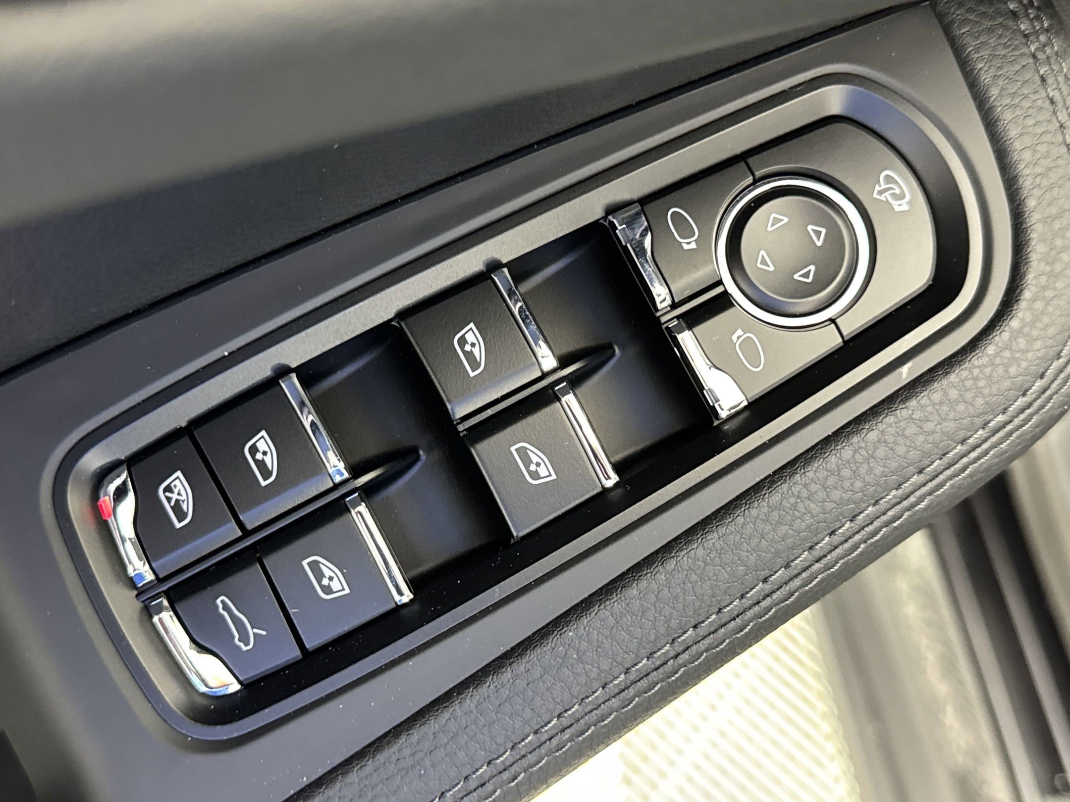 Certified 2025 Porsche Macan image 13