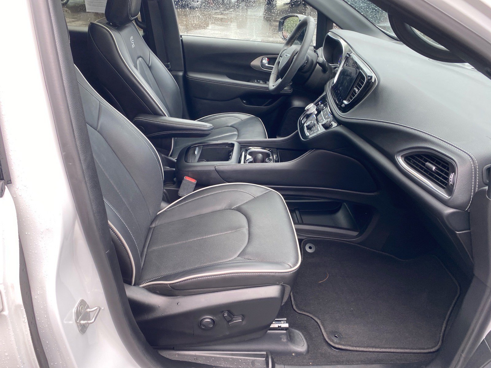Used 2024 Chrysler Pacifica Premium FWD image 26