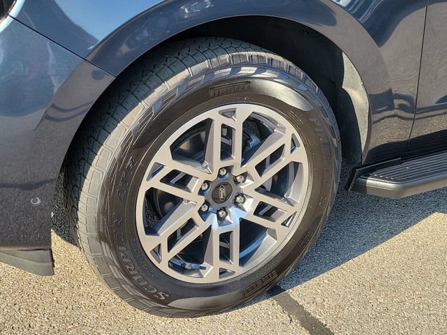 Certified 2025 Ford Expedition Active AWD/4WD image 9