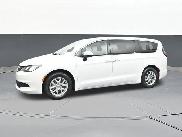 Used 2022 Chrysler Voyager LX image 6
