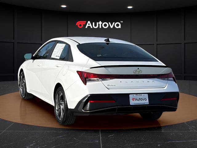 Used 2025 Hyundai Elantra Sport FWD image 3