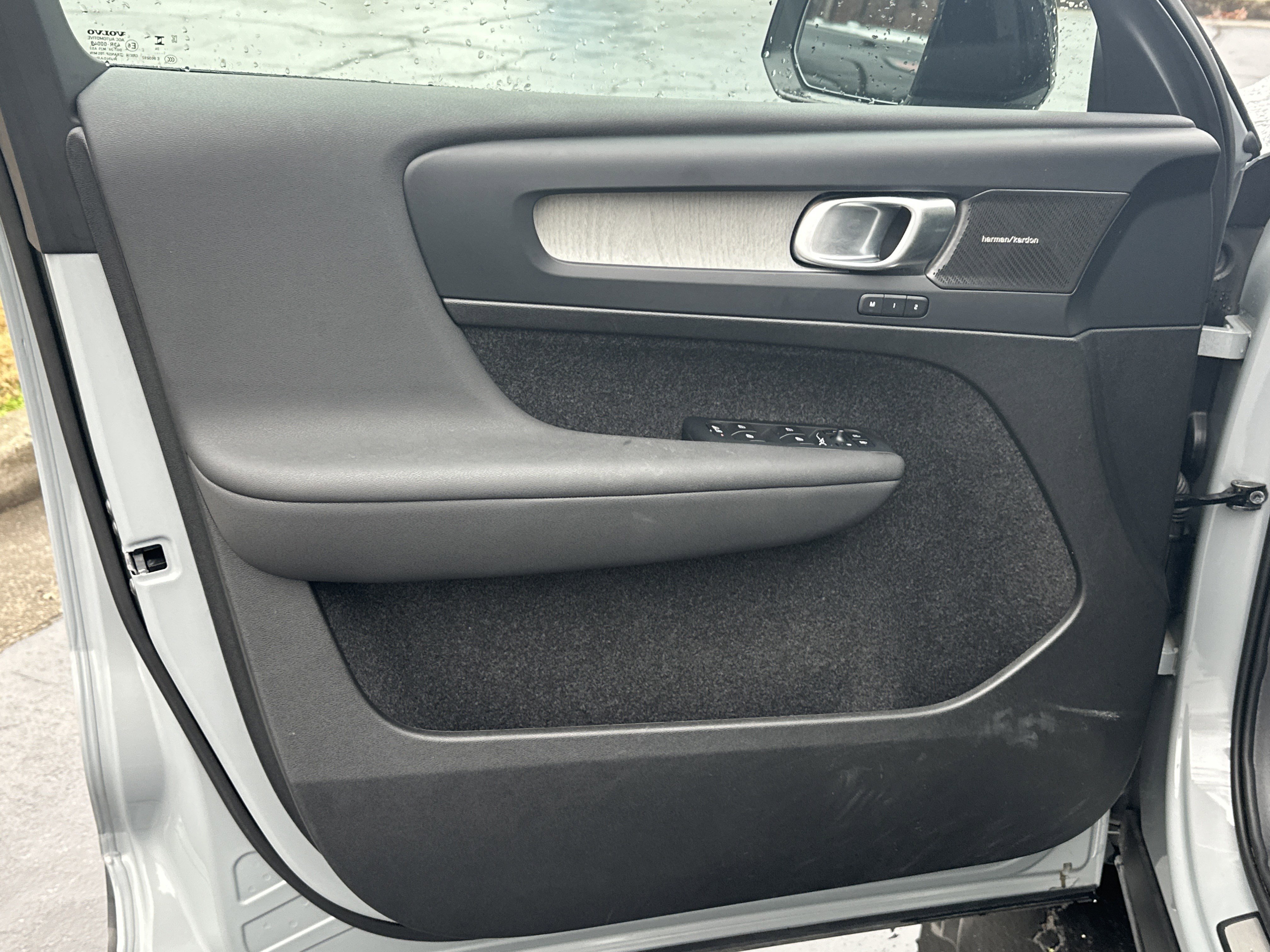 Used 2025 Volvo XC40 B5 Ultra image 11