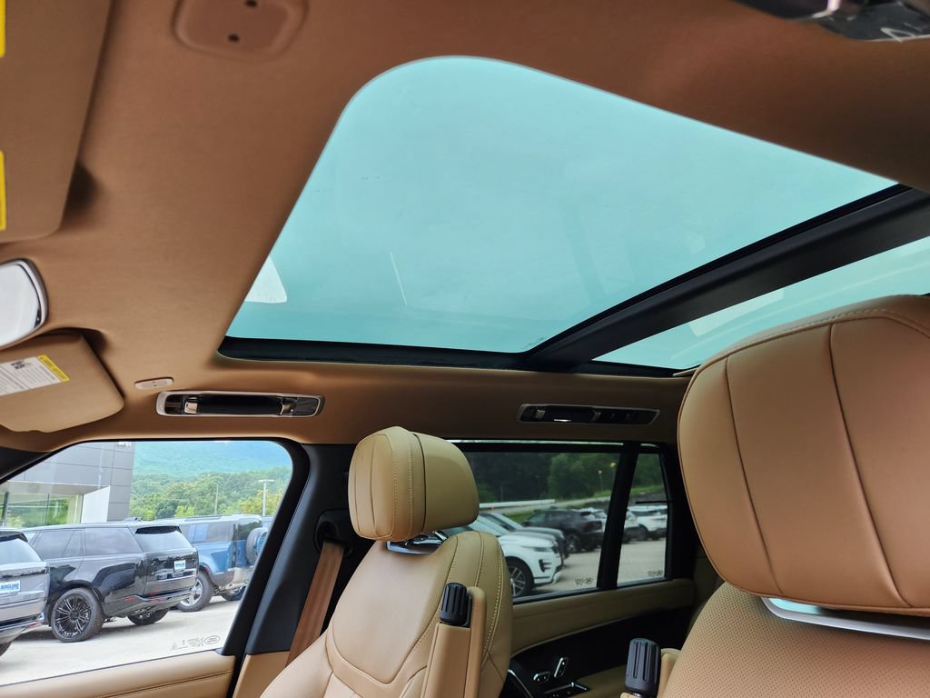 New 2025 Land Rover Range Rover Long Wheelbase SE AWD/4WD image 10