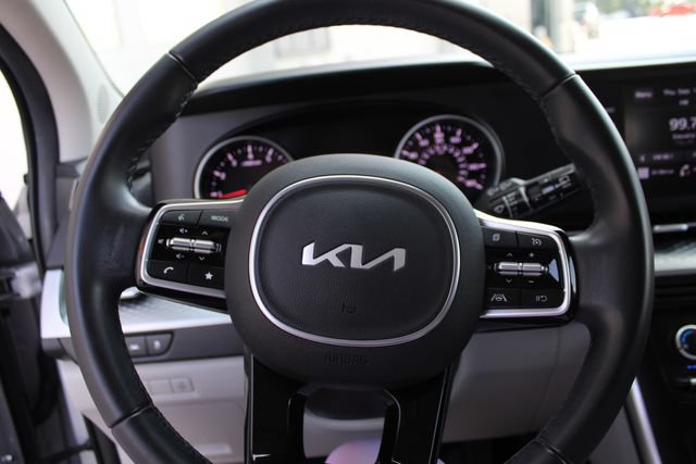 Used 2023 Kia Carnival LX FWD image 12