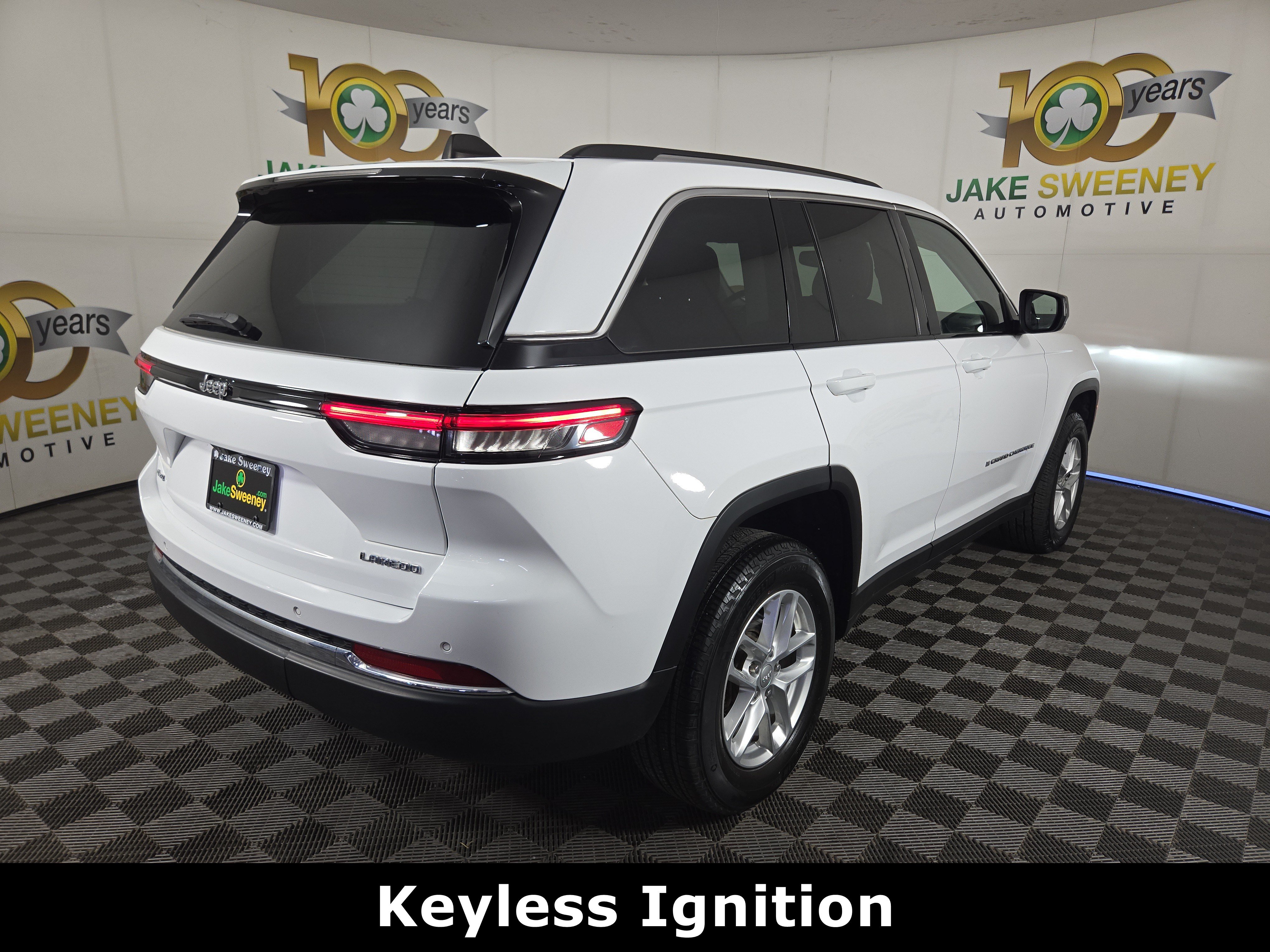 Used 2023 Jeep Grand Cherokee Laredo w/ Luxury Tech Group I AWD/4WD image 9