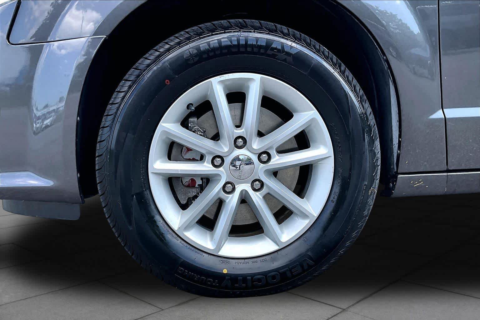 Used 2019 Dodge Grand Caravan SXT FWD image 11