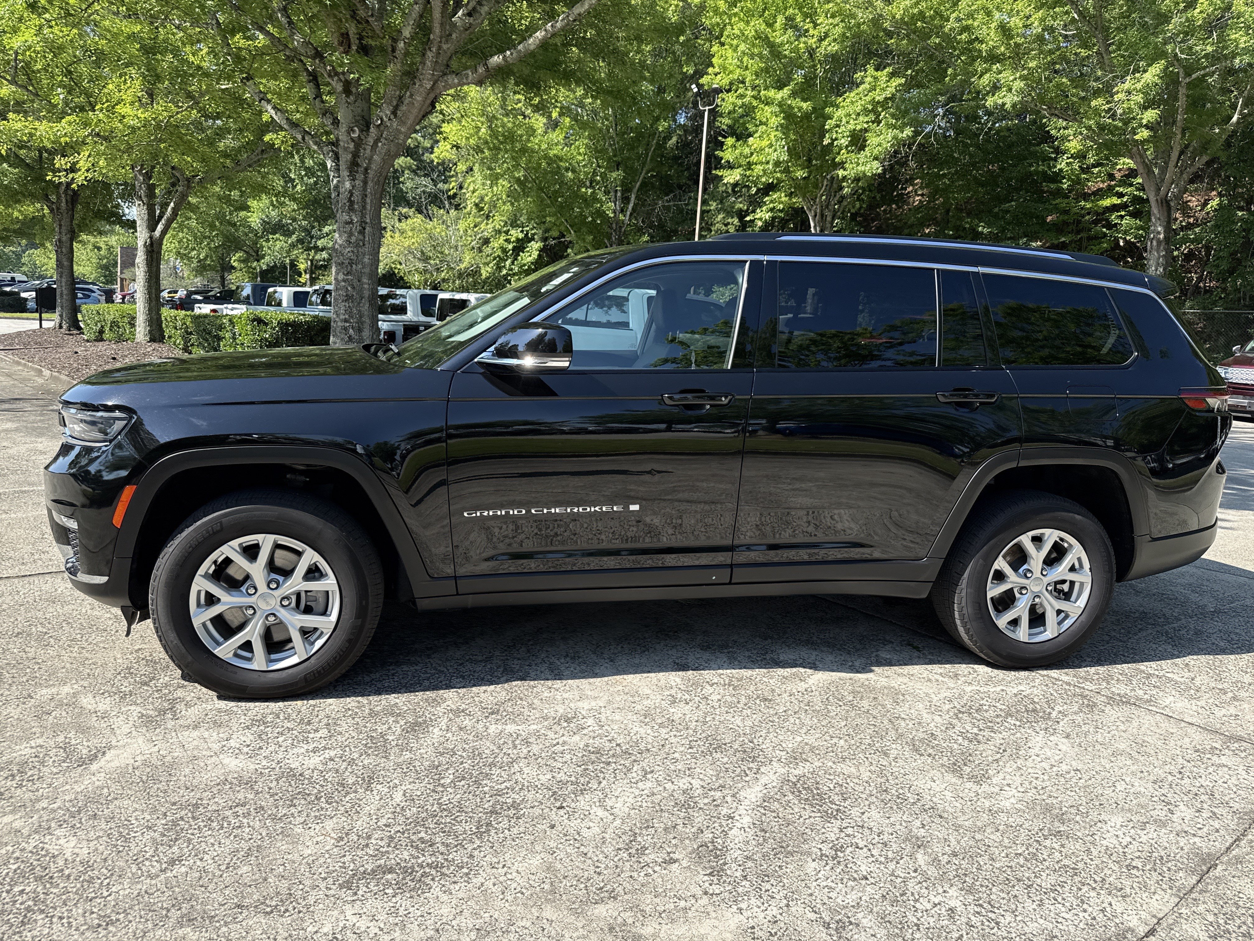 Used 2023 Jeep Grand Cherokee L Limited AWD/4WD image 4