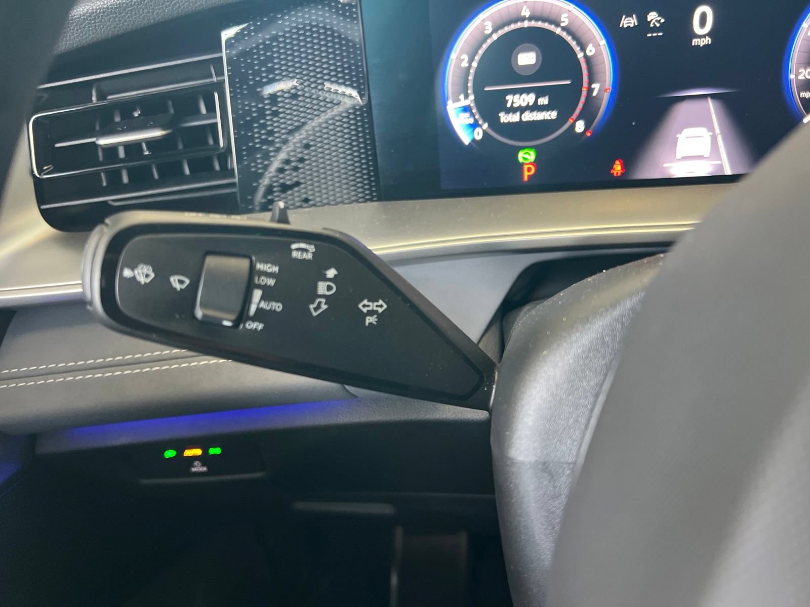 Used 2025 Volkswagen Tiguan SE R-Line FWD image 23