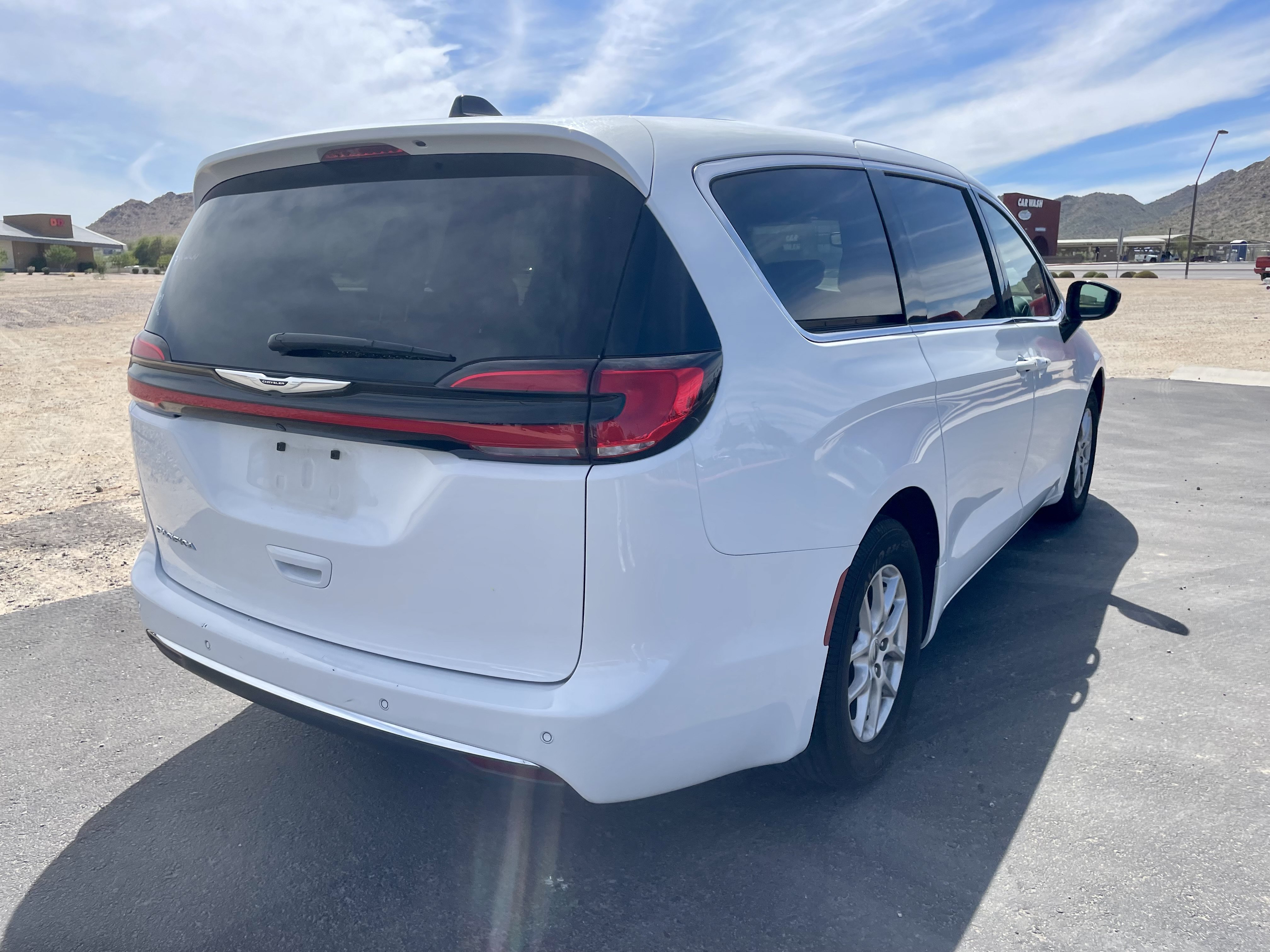 Used 2025 Chrysler Pacifica Select FWD image 5