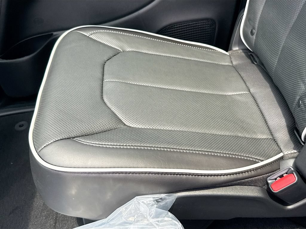 New 2027 Chrysler Pacifica Limited FWD image 28