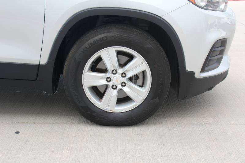 Used 2022 Chevrolet Trax LS w/ Tint and Cruise Package FWD image 31