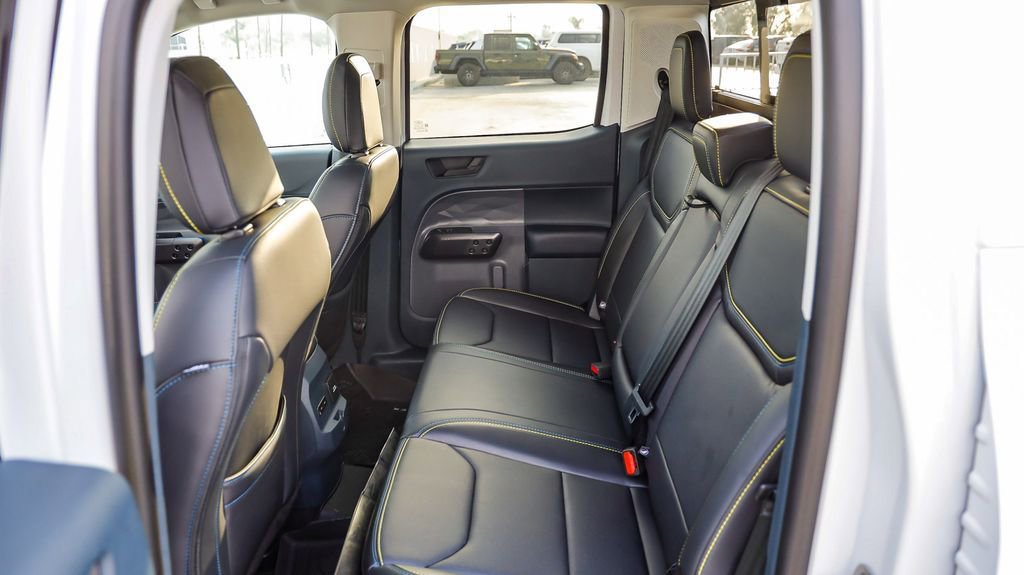 Used 2025 Ford Maverick Lobo image 23