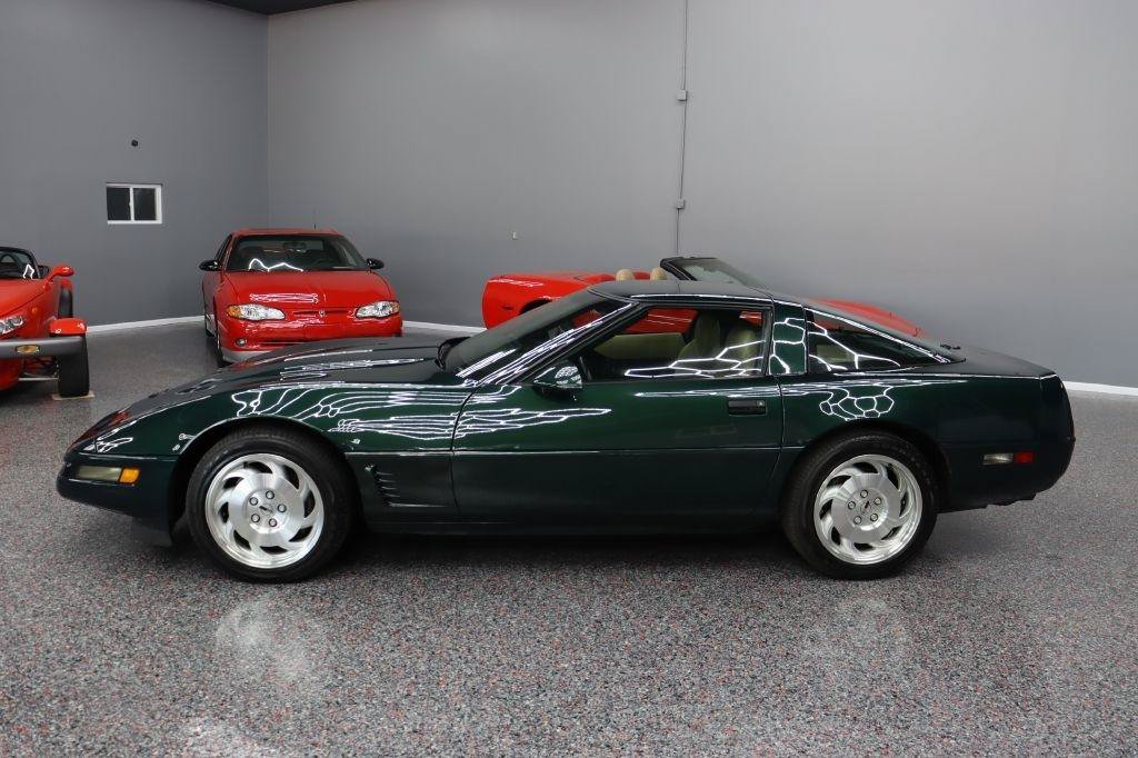 Used 1995 Chevrolet Corvette Coupe RWD image 2