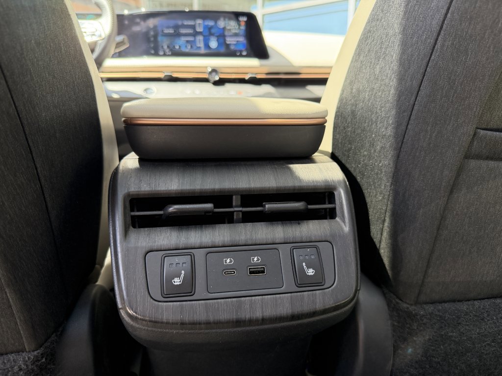 Used 2024 Nissan Ariya FWD image 37