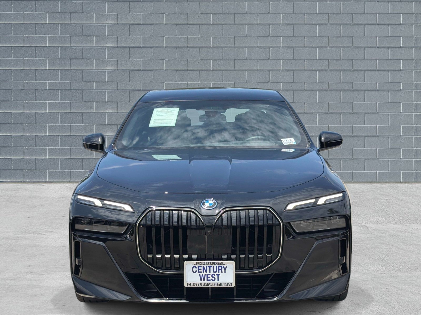 Used 2026 BMW 750e xDrive AWD/4WD image 2